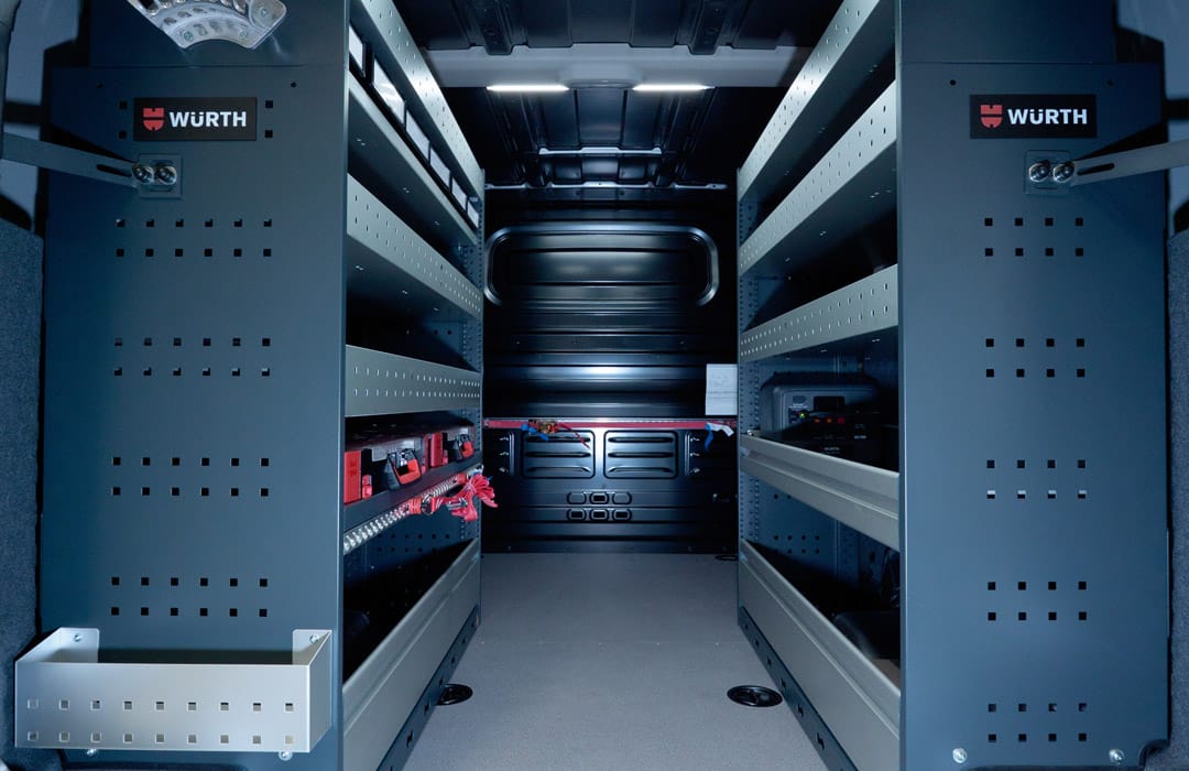 Innenraum des Kia PV5 Cargo mit integrierten Würth-Regalsystemen