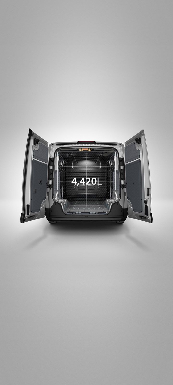 Ansicht des Kia PV5 Cargo von hinten mit geöffneten Laderaumtüren.