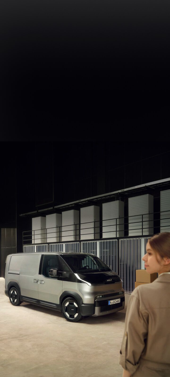 Der Innenraum des Kia PV5 Cargo umgewandelt in eine mobile Werkstatt mit Werkzeugen und Ausrüstung.